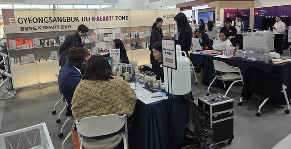 28일 K-뷰티공동관이 국내외 관람객들의 주목을 받고 있다.ⓒ경북도
