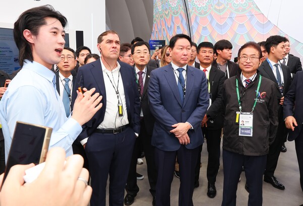 28일 (오른쪽부터)이철우 경북도지사, 최태원 대한상공회의소 회장이 경제전시장을 방문해 이날 첫 공개된 K-테크 쇼케이스 현장을 점검하고 있다.ⓒ경북도