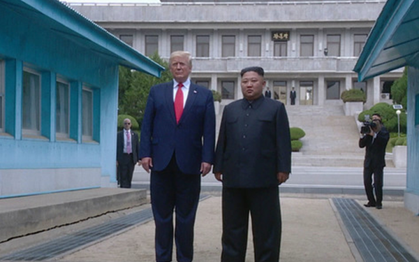 지난 2019년 6월 30일 판문점에서 만난 김정은 국방위원장과 도널드 트럼프 미국 대통령이 만남을 갖고 있는 모습. ⓒ뉴시스(조선중앙TV 캡쳐)