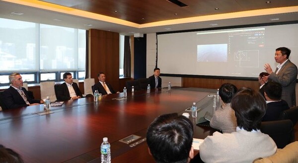 폴 르윈 해벅AI CEO(오른쪽 발표자)가 지난 28일 한화오션 거제사업장에 방문해 한화 임직원들에게 하와이 앞 바다에 대기중인 해벅AI의 무인수상정을 한화오션 거제사업장에서 원격통제하는 기술 시연을 선보이고 있다 ⓒ한화시스템