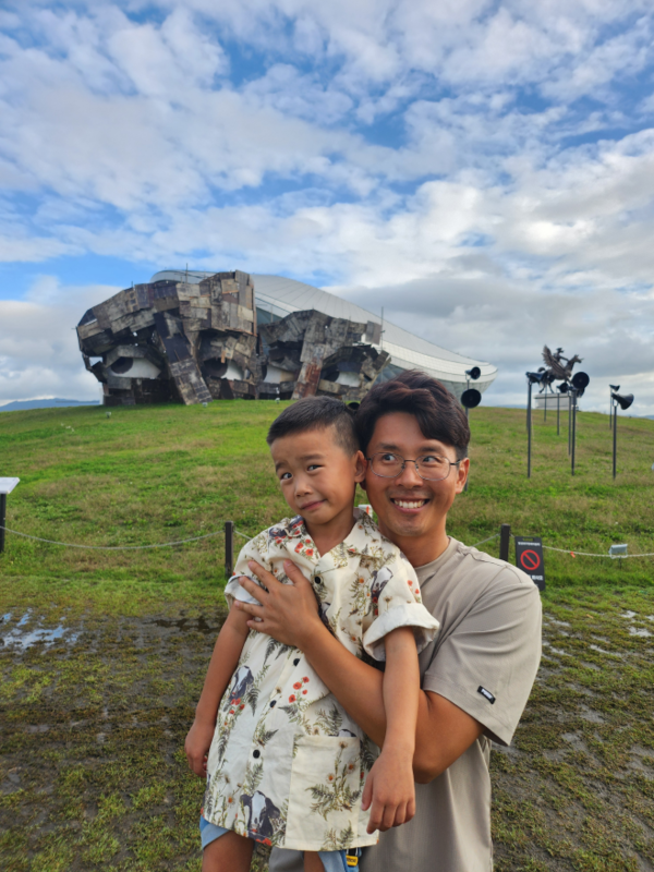 강정보 디아크 광장에서 개최된 달성 대구현대미술제의 미술 작품 ‘눈치’를 배경으로 아버지와 아들이 작품을 재치있게 따라하는 하는 모습에 깊은 인상을 남겨 대상을 받은 작품. ⓒ달성군