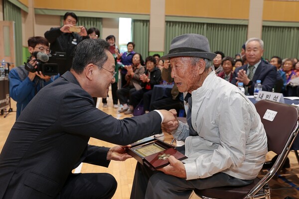 노인의 날 행사장에 명현관 군수. 사진/해남군청
