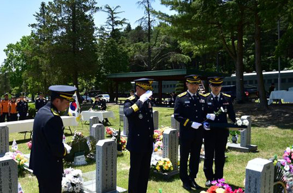 지난 6월 김수환 중앙119구조본부장과 동료들이 국립 대전현충원을 찾아 소속 순직 소방인의 모역에서 참배하고 있다 ⓒ중앙119구조본부-뉴시스