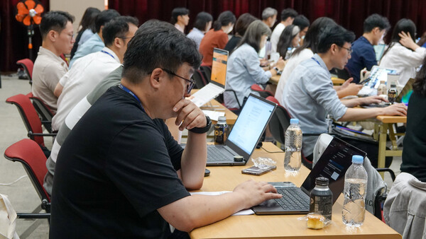 코이카 임직원을 대상으로 AI 교육 실습을 하고 있다. ⓒ코이카