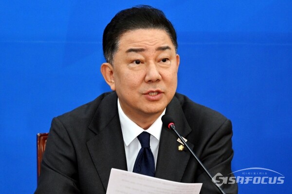 김병기 더불어민주당 원내대표가 지난 28일 서울 여의도 국회 본청에서 열린 국정감사 대책회의에서 발언을 하고 있다. 사진 / 오훈 기자