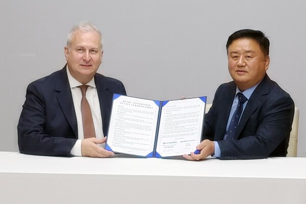 KGMC와 현대자동차가 수소버스 시장 확대 등을 위한 업무협약을 체결했다. 김종현 KGMC 대표이사(오른쪽)와 켄 라미레즈(Ken Ramirez) ﻿HMG에너지&수소사업본부 부사장(왼쪽)이 협약 체결 후 기념 사진을 촬영하고 있다.ⓒKGMC