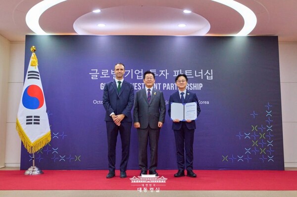 르노코리아 니콜라 파리 사장(왼쪽부터), 이재명 대통령, 김정관 산업부 장관이 기념 촬영을 하고 있다 ⓒ르노코리아