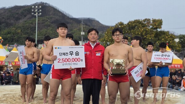 30일 윤경희 청송군수가 제4회 청송황금사과 전국고교장사 씨름대회 단체전 우승팀과 기념 촬영을 하고 있다.ⓒ김영삼 기자