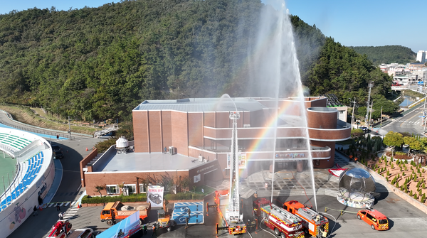 완도군이 재난 대응 안전 한국 훈련을 실시했다(화재 진압을 위해 소방 차량이 방수하는 모습). 사진/완도군청
