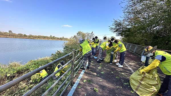 KGM 사내 임직원 봉사단 ‘네바퀴동행’이 평택시 팽성읍 내리문화공원일대에서 환경정화 봉사 활동을 진행했다 ⓒKGM