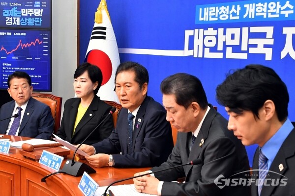 정청래 더불어민주당 대표가 지난 22일 국회에서 열린 최고위원회의에서 모두발언을 하고 있다. 사진 / 오훈 기자