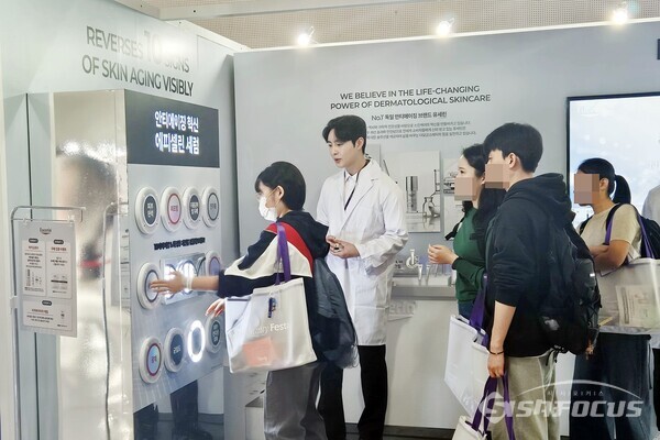 컬리가 서울시 중구 DDP에서 다음달 2일까지 진행하는 컬리 뷰티페스타 2025 유세린 부스에서 한 소비자가 프로모션 게임을 하고 있다.(사진 / 강민 기자)