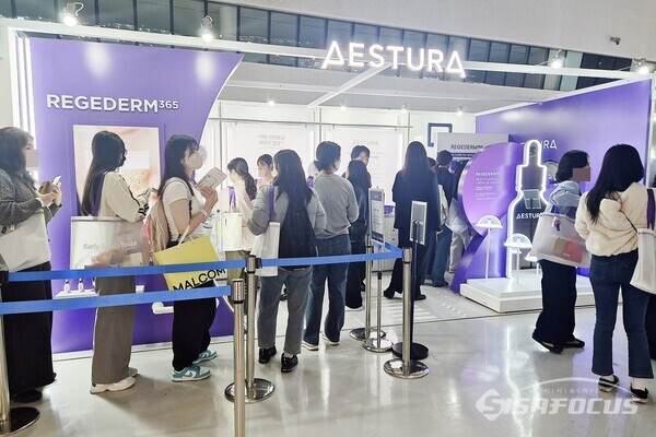 컬리가 서울시 중구 DDP에서 다음달 2일까지 진행하는 컬리 뷰티페스타 2025 에스트라 부스에서 관람객이 대기하고 있다. (사진 / 강민 기자 )