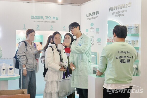 컬리가 서울시 중구 DDP에서 다음달 2일까지 진행하는 컬리 뷰티페스타 2025에서 현장 관계자가 관람객과 이벤트를 진행하고 있다. (사진 / 강민 기자)