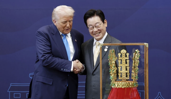 이재명 대통령이 지난 29일 경북 경주박물관에서 도널드 트럼프 미국 대통령에게 '천마총 금관 모형'을 선물하고 있다. ⓒ뉴시스