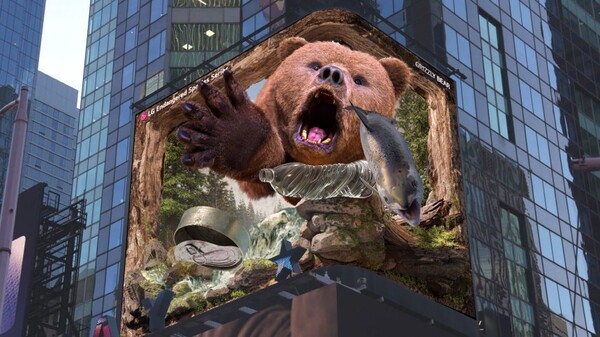 LG전자는 미국 뉴욕 타임스스퀘어 전광판에서 '불곰'을 주제로 한 8번째 ‘LG와 함께하는 위기 동물 보호 캠페인’ 영상을 공개했다 ⓒLG전자
