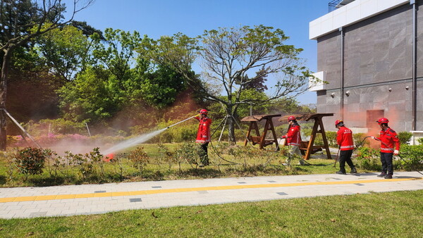 완도군, 가을철 산불 조심 기간 운영(사진은 산불 예방 전문 진화대 활동 모습). 사진/완도군청