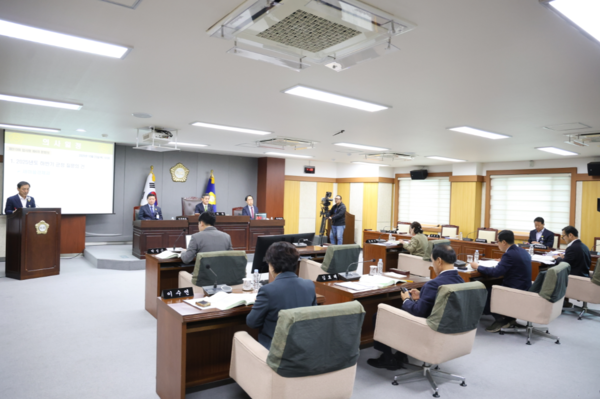 군정질의를 하는 청도군의회 의원들ⓒ청도군 의회