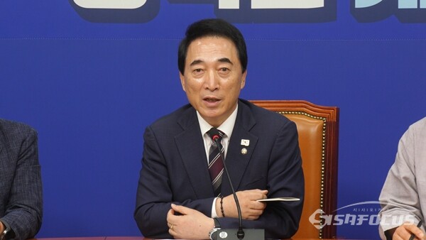 박수현 민주당 수석대변인이 10일 국회에서 기자들과 백브리핑을 하고 있다. 사진 / 김경민 기자