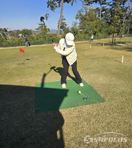 파크골프 티샷을하고 있는 파크골프 동회인. 사진 / 최영남 기자