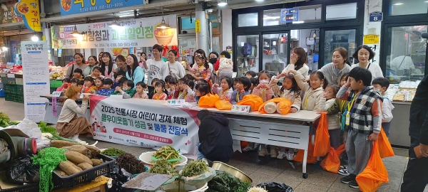경주 성동시장에서 진행한 어린이 경제체험 프로그램 모습. 사진/경주성동시장상인회