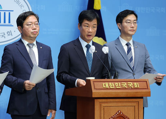 국회 법제사법위원이자 더불어민주당 사법 불신 극복·사법행정 정상화 태스크포스(TF) 위원인 박균택 의원이 과거 국회에서 기자회견을 열고 있다. ⓒ뉴시스