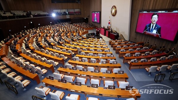 4일 이재명 대통령이 시정연설을 하고 있는 가운데 국민의힘 의원들이 불참히며 빈 자리가 보이고 있다.(1) (사진공동취재단)