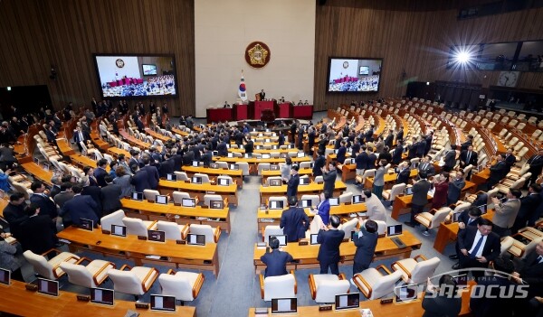 이재명 대통령이 4일 오전 서울 여의도 국회 본청에서 2026년도 정부 예산안 시정연설을 마치고 더불어민주당 의원들과 인사를 하고 있다. 사진 / 오훈 기자(사진공동취재단)