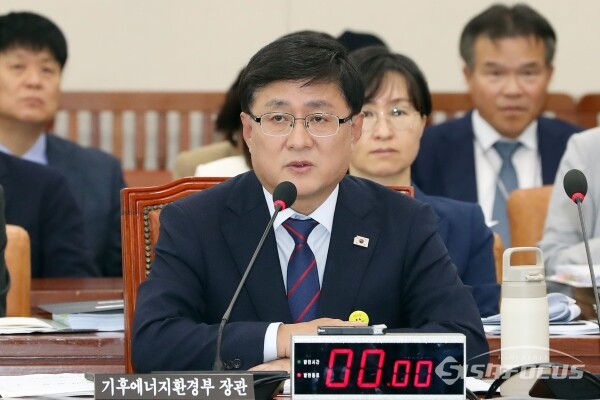 산업계가 2035 국가 온실가스 감축목표를 현실적인 감축 여력 등을 고려해 합리적인 수준으로 수립해달라고 요청했다. 김성환 장관 기후에너지환경부장관(사진 /오훈 기자)