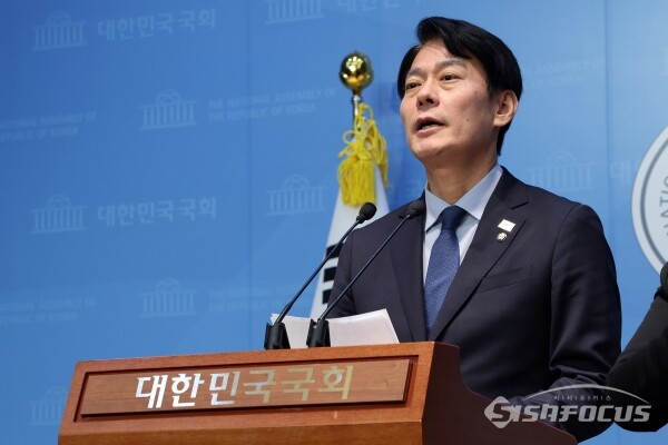 한민수 더불어민주당 의원이 지난 2월17일 국회소통관에서 브리핑을 하고 있는 모습. 사진 /오훈 기자