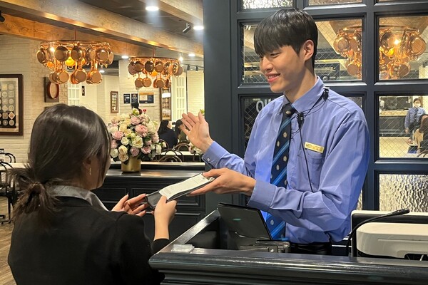 이랜드이츠 애슐리퀸즈가 최근 매장 확장속도에 맞춰 젊은 인재 채용을 확대하고 있다. 애슐리퀸즈 홀 관리자ⓒ이랜드이츠