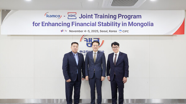 이종국 캠코 기업지원부문 총괄이사(가운데)와 엥크트루 민주어 몽골자산관리공사 사장(오른쪽) 및 게렐트-오드 훈바트 몽골예금보험공사 경영지원실장(왼쪽)이 기념사진을 촬영하고 있다. ⓒ한국자산관리공사