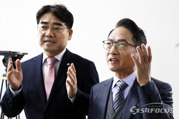 5일 이성권 국민의힘 간사(왼쪽), 박선원 더불어민주당 간사가 언쟁을 벌이고 있다.(1) (사진공동취재단)