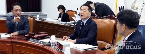 5일 이성권 국민의힘 간사(왼쪽), 박선원 더불어민주당 간사가 언쟁을 벌이고 있다.(2) (사진공동취재단)