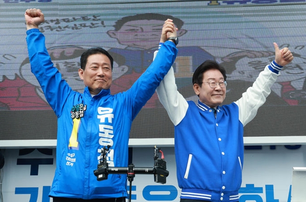 이재명 당시 더불어민주당 대표가 지난해 4월4일 부산 수영구 올리브영 부산수영로점 옆에서 유동철 수영구 후보 지지유세를 하고 있다. ⓒ뉴시스