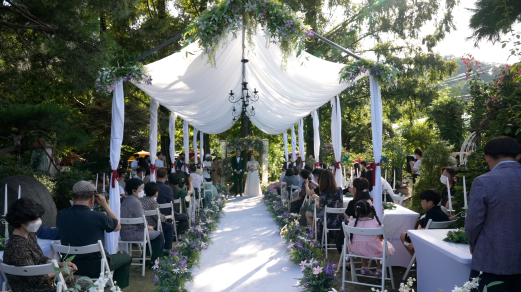 나만의 작은 결혼식 공모전 대상을 수상한 ‘내가 사는 식물원 속 작은 결혼식’ 모습.ⓒ경북도