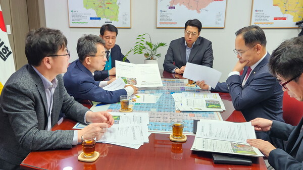 지난 5일 유정근 영주시장 권한대행과 관계 공무원들이 국회에서 임종득 국회의원에게 3개 핵심사업에 대한 예산 지원을 건의하고 있다.ⓒ영주시