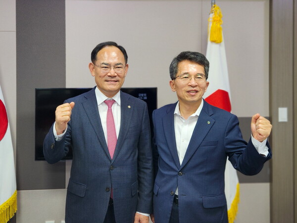 지난 5일 임종득 국회의원(왼쪽)과 유정근 영주시장 권한대행이 국회에서 내년도 3개 핵심사업에 대한 예산 확보 의지를 다지고 있다.ⓒ영주시