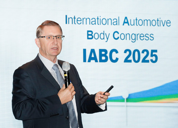 IABC 2025 서울에서 환영사를 전하는 브라이언 맥머레이 지엠테크니컬센터코리아 사장 ⓒ한국GM