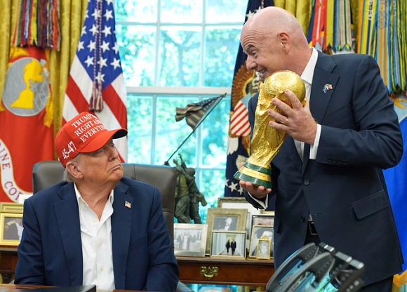 인판티노 FIFA 회장, 트럼프 대통령 위해 평화상 신설? ⓒAP/뉴시스