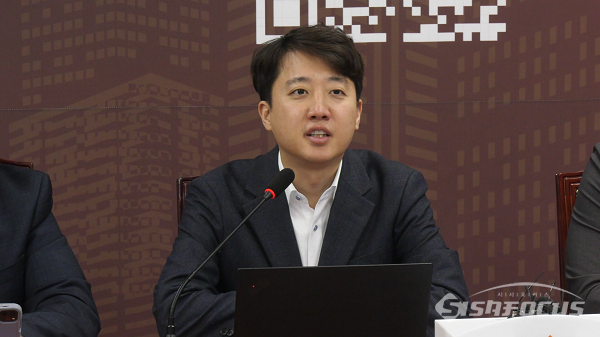 이준석 개혁신당 대표가 6일 오전 국회에서 열린 최고위원회의에서 모두 발언을 하고 있다. 사진 / 김경민 기자