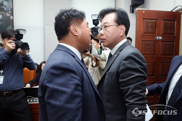 6일 송언석 원내대표와 이기헌 의원이 정회 후 충돌하고 있다. [사진 / 오훈 기자]