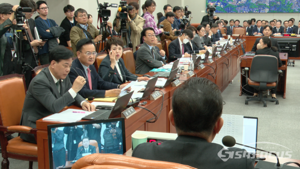국회 운영위원회 전체회의에서 6일 대통령실을 피감기관으로 하는 국정감사가 진행되고 있다. 사진 / 김경민 기자