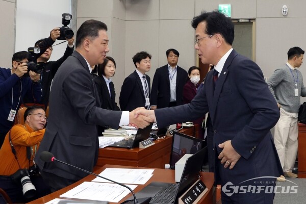 지난달 29일 열린 국회 운영위 전체회의에서 더불어민주당 소속인 김병기 운영위원장과 송언석 국민의힘 원내대표가 악수를 하고 있다. 사진 / 오훈 기자