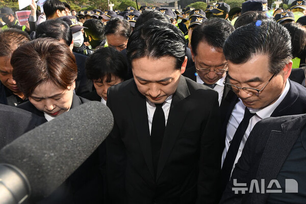 장동혁(가운데) 국민의힘 당대표와 양향자(왼쪽) 최고위원이 6일 오후 광주 북구 운정동 국립5·18민주묘지에서 광주시민들에 의해 참배가 가로막히자 제단 옆에서 묵념으로 대신하고 있다. ⓒ뉴시스