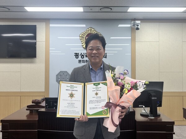 7일 이춘우 경북도의원이 산림환경 보호를 위한 입법 활동을 인정받아 ‘경상북도 산림환경대상 입법부문상’을 수상하고 있다.ⓒ경북도의회