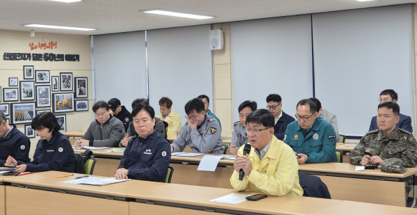 김성환(앞줄 오른쪽 첫 번째) 기후에너지환경부 장관과 김영훈(앞줄 오른쪽 두 번째) 고용노동부 장관이 사고수습상황실에서 울산화력발전소 붕괴사고 중앙사고수습본부 2차 회의를 하고 있다 ⓒ기후부