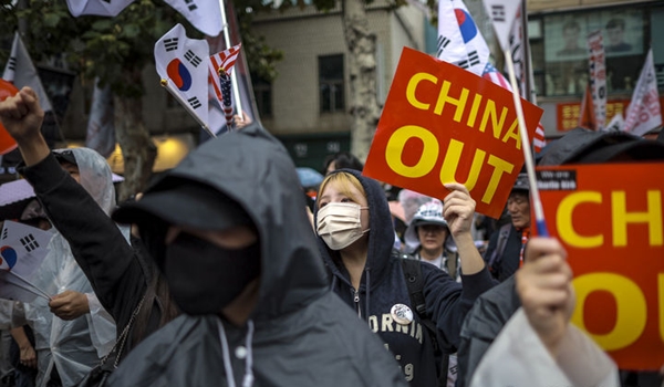 3일 서울 종로구 동대문역 인근에서 열린 자유대학 정부 규탄 집회에서 참가자들이 피켓을 들고  구호를 외치고 있다. ⓒ뉴시스