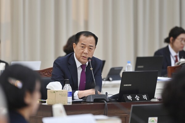 7일 박승직 위원이 APEC 정상회의를 계기로 개최된 ‘K-에듀 엑스포 2025’ 행사의 문제점을 지적하고 있다.ⓒ경북도의회