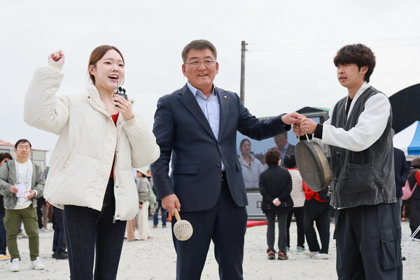 지난 8일 김학동 예천군수가 징소리로 ‘예천 개심사지 라디엔티어링’ 걷기 프로그램 시작을 알리고 있다.ⓒ예천군
